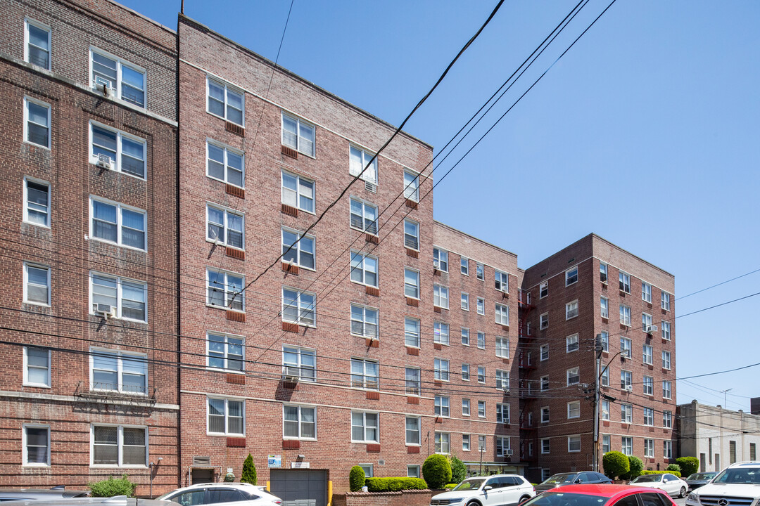 6350 Saunders St in Rego Park, NY - Building Photo