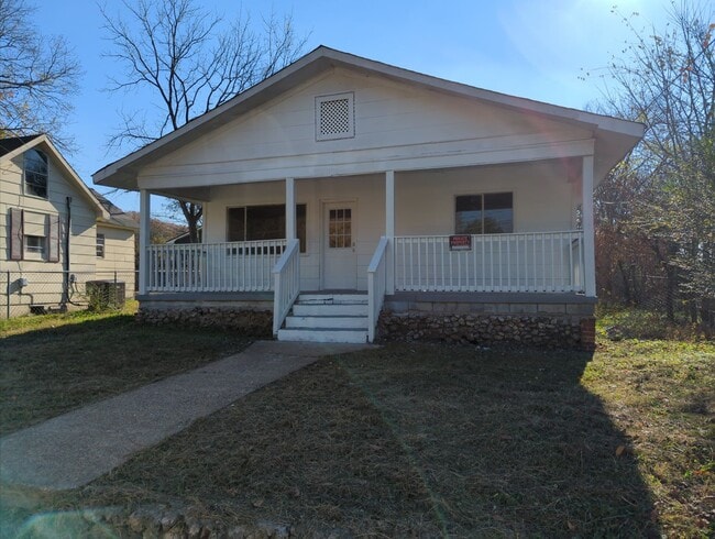 property at 105 E Oak St