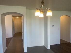 904 Crown Ct NE in Rio Rancho, NM - Foto de edificio - Building Photo