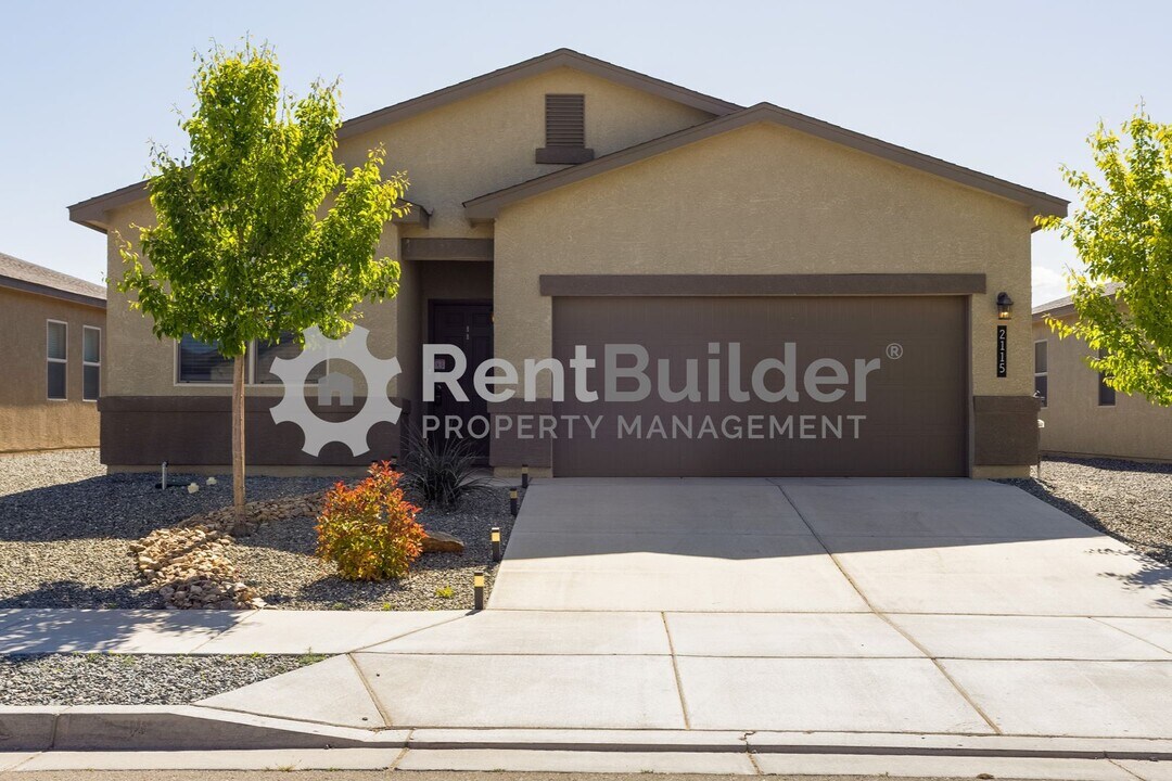 2115 Solitaire St NE in Rio Rancho, NM - Building Photo