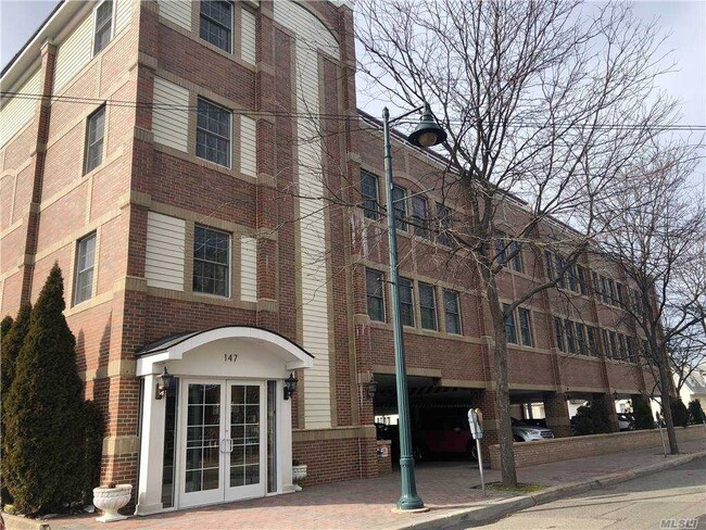 147 Main St-Unit -3F in Mineola, NY - Foto de edificio - Building Photo