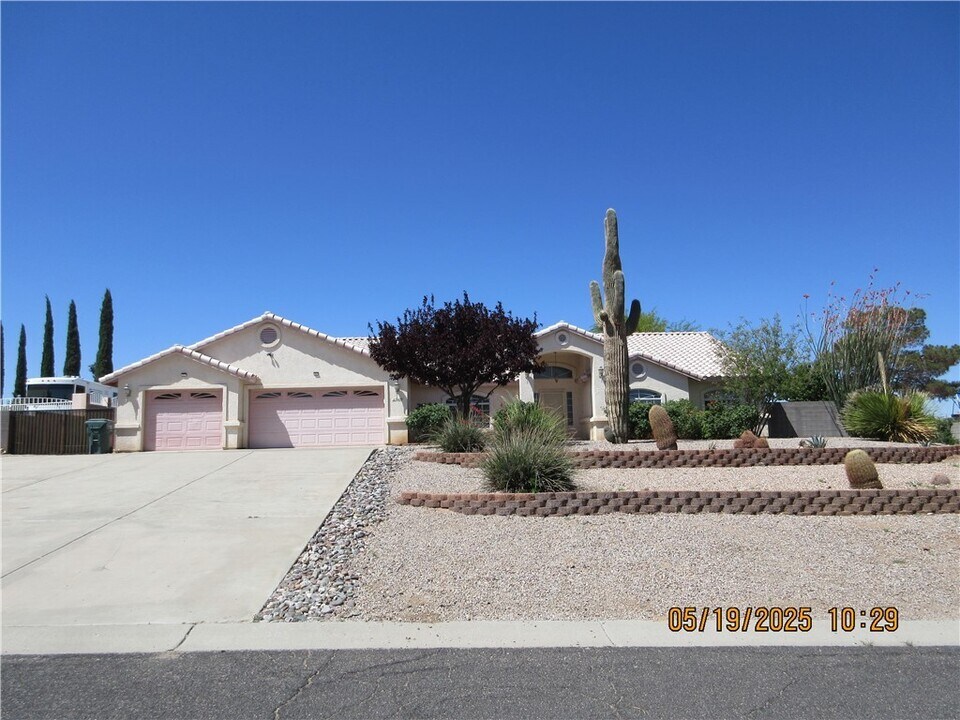 2627 Broken Arrow St in Kingman, AZ - Building Photo