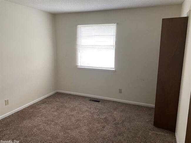 1821 Sanford Dr-Unit -1 in Little Rock, AR - Foto de edificio - Building Photo