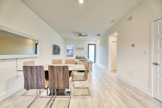 7831 NW 104th Ave in Doral, FL - Building Photo - Building Photo