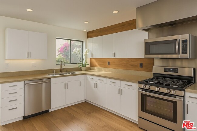 980 Granville Ave in Los Angeles, CA - Building Photo - Building Photo
