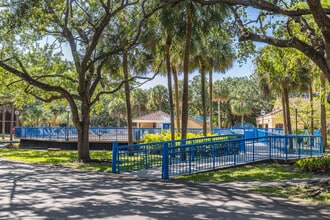 Celebration Point Condominiums in Miami Lakes, FL - Foto de edificio - Building Photo