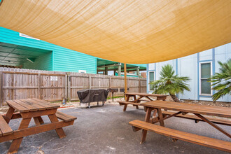 2025 Eleventh St in Port Aransas, TX - Foto de edificio - Building Photo