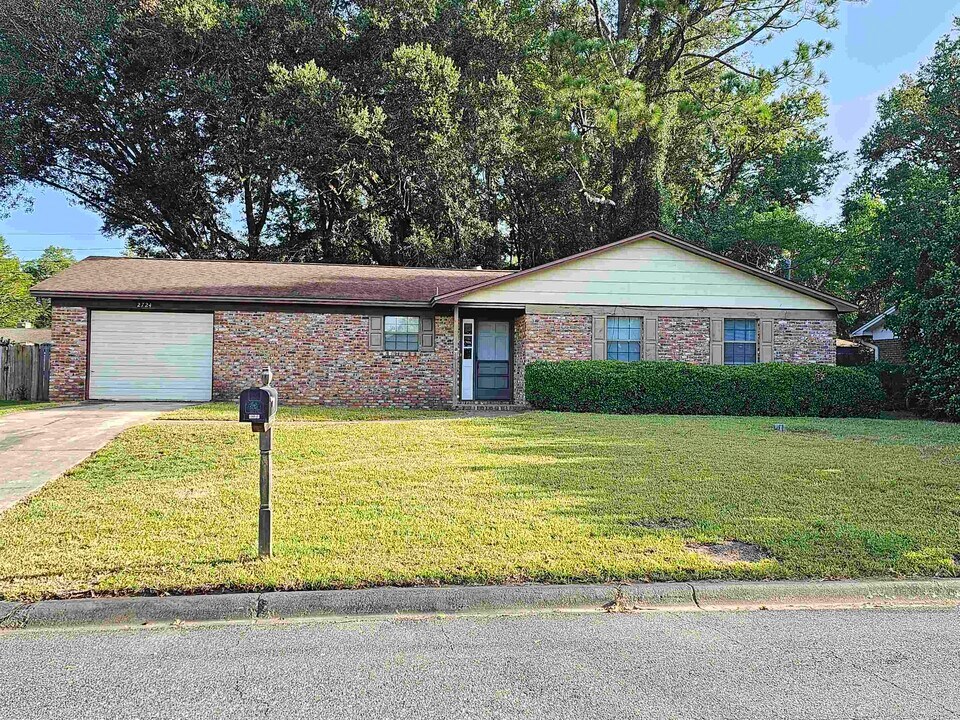 2724 Whitney Dr N in Tallahassee, FL - Building Photo
