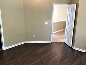 1006 Greenob Dr in Englewood, OH - Foto de edificio - Building Photo