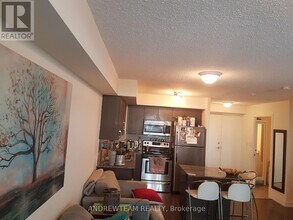 816 Lansdowne Ave in Toronto, ON - Building Photo - Building Photo