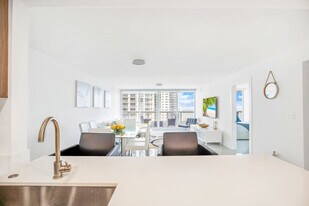 1717 N Bayshore Dr in Miami, FL - Building Photo