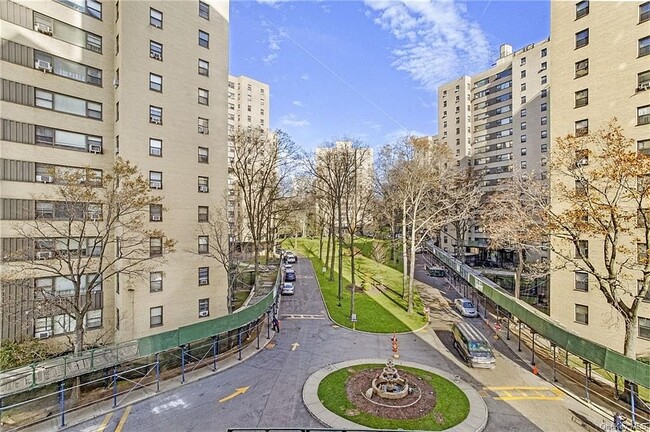 6 Fordham Hill Oval in Bronx, NY - Building Photo - Building Photo