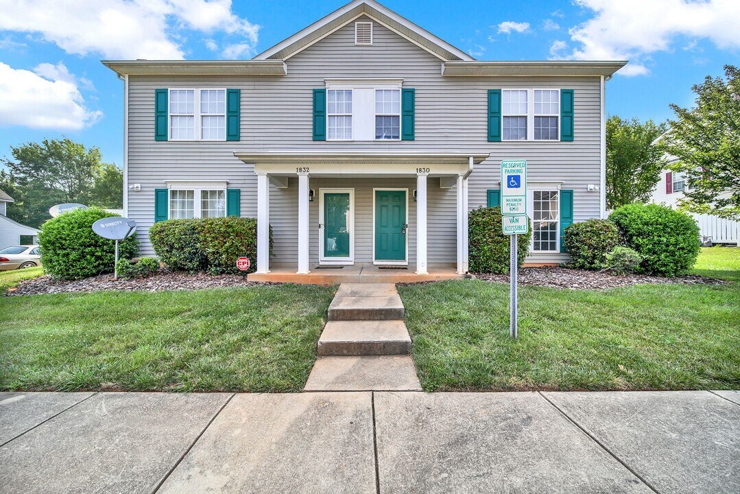 1830 Butterfly Ln in Charlotte, NC - Foto de edificio