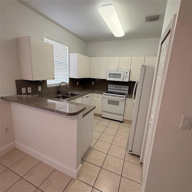 12185 SW 125th Ct in Miami, FL - Foto de edificio - Building Photo