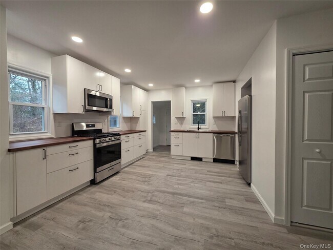 200 Deforest Rd in Dix Hills, NY - Building Photo - Building Photo