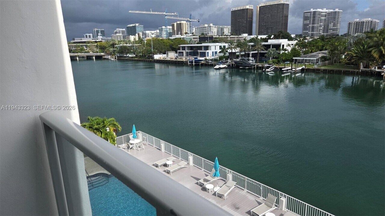 9381 E Bay Harbor Dr in Bay Harbor Islands, FL - Foto de edificio