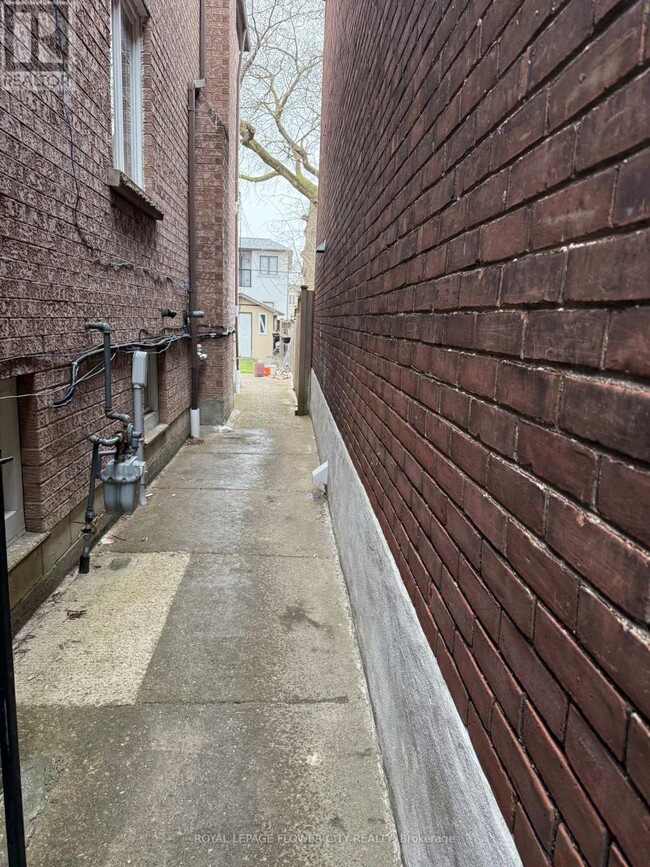 110 Barker Ave in Toronto, ON - Building Photo - Building Photo