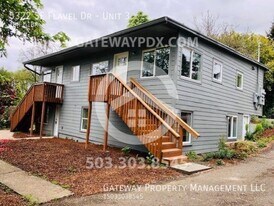 5322 SE Flavel Dr in Portland, OR - Building Photo