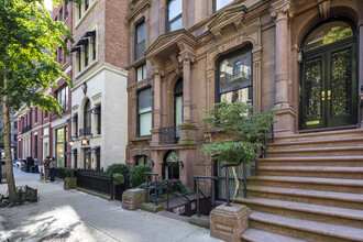 18 E 63rd St in New York, NY - Building Photo - Building Photo