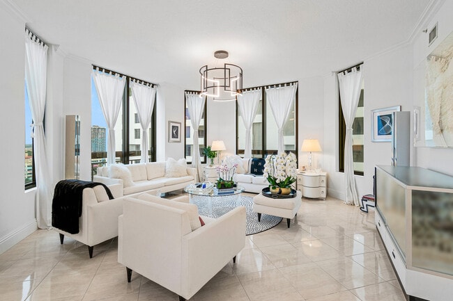 701 S Olive Ave in West Palm Beach, FL - Foto de edificio - Building Photo