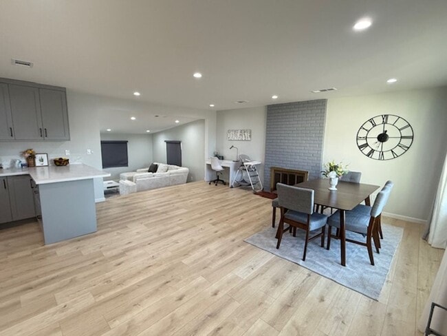 11452 Presidio Way in Garden Grove, CA - Foto de edificio - Building Photo