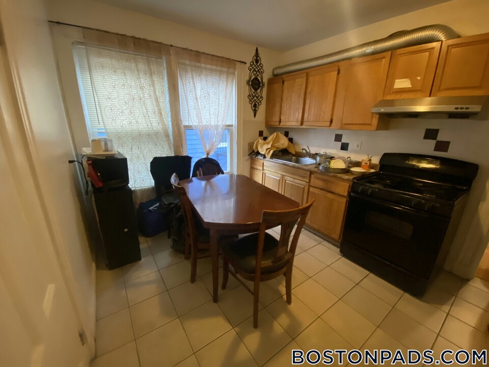 8 Harvest St in Boston, MA - Building Photo