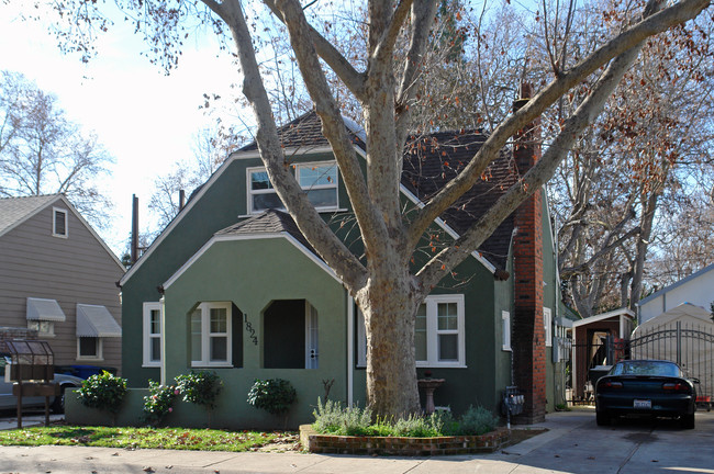 1824 Burnett Way in Sacramento, CA - Foto de edificio - Building Photo