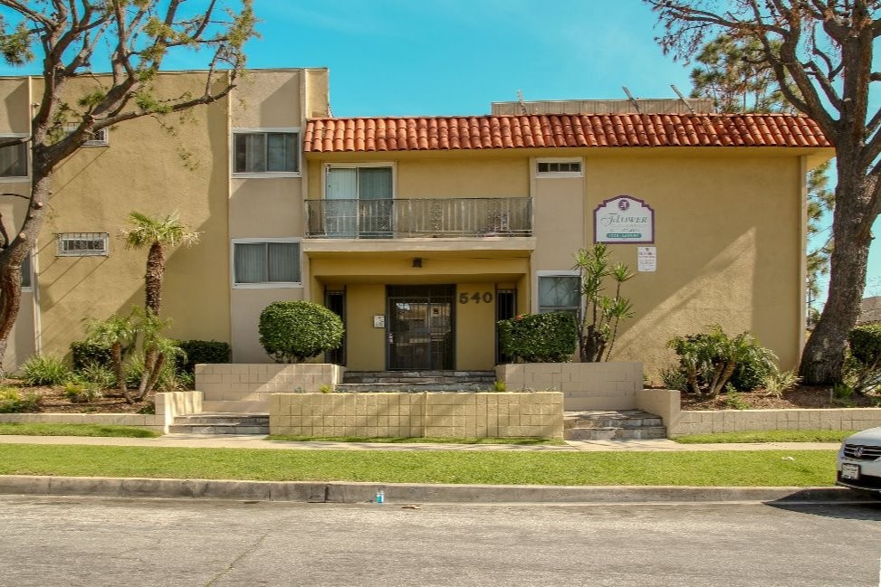 Flower Apartments in Inglewood, CA - Building Photo