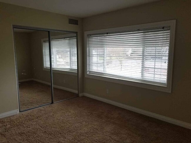 2377 Walton Blvd, Unit #17 in Rochester Hills, MI - Foto de edificio - Building Photo