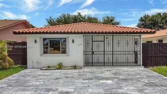 895 W 39th Pl in Hialeah, FL - Building Photo