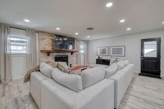 2117 Gaston Pl Dr in Austin, TX - Foto de edificio - Building Photo