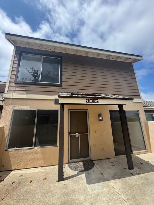 19082 Sloop Cir in Huntington Beach, CA - Foto de edificio