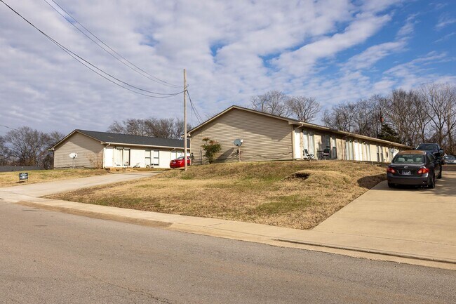 211 Oak St. Apartments