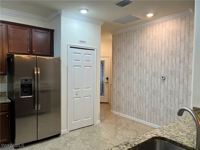 2080 Wellington St in Naples, FL - Building Photo - Building Photo