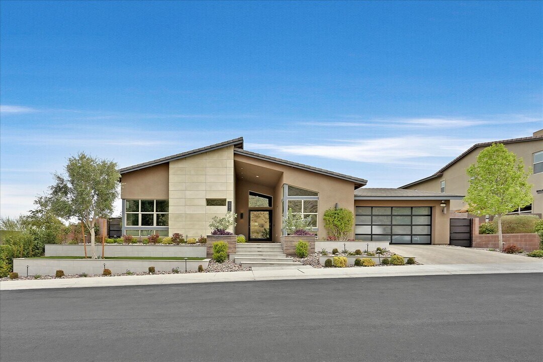 6690 Interstellar St in Las Vegas, NV - Building Photo