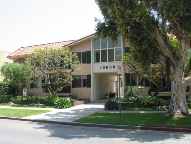 10856 Rose Avenue, in Los Angeles, CA - Foto de edificio - Building Photo