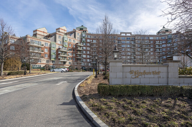 Wyndham West in Garden City, NY - Building Photo - Building Photo