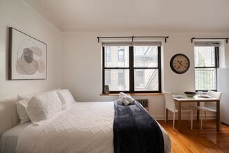 210 W 17th St in New York, NY - Building Photo - Building Photo