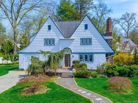 166 Valley Stream Rd E in Larchmont, NY - Building Photo