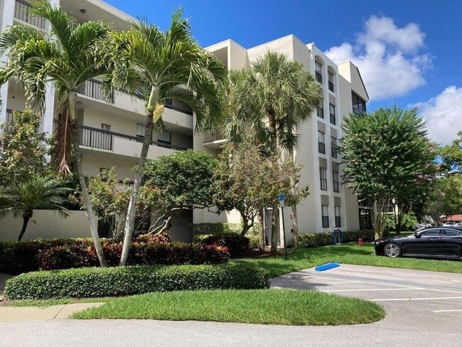 950 Lavers Cir, Unit F307 in Delray Beach, FL - Building Photo - Building Photo