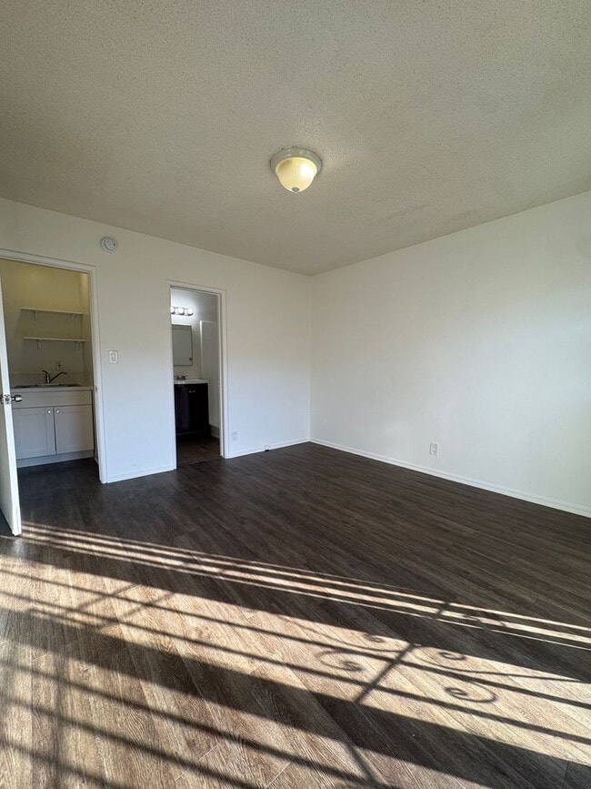 917 Centinela Ave in Inglewood, CA - Building Photo - Interior Photo