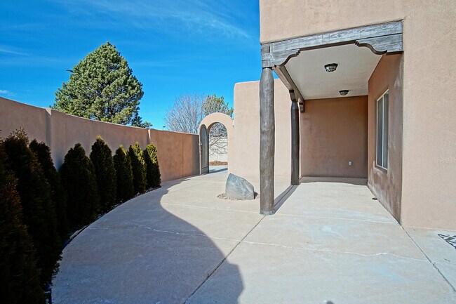 3928 Desert Sage Ct NW in Albuquerque, NM - Foto de edificio - Building Photo