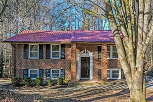 2870 Valley Brook Dr SW in Marietta, GA - Building Photo