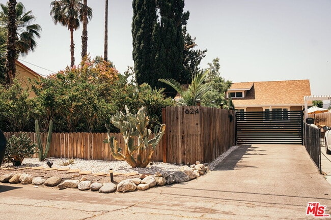 property at 624 W Mariposa St