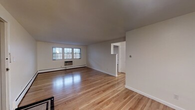 27 Arlington Rd, Unit #5 in Woburn, MA - Foto de edificio - Building Photo