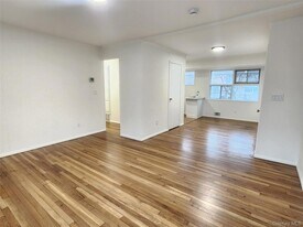 5 Birch Ct in Riverhead, NY - Building Photo