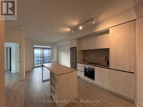 2495 Eglinton Ave W in Mississauga, ON - Building Photo - Building Photo