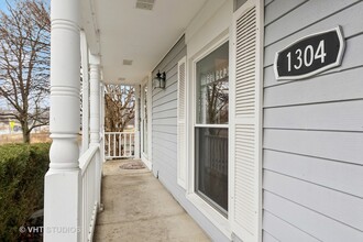 1304 Queensgreen Cir in Naperville, IL - Foto de edificio - Building Photo