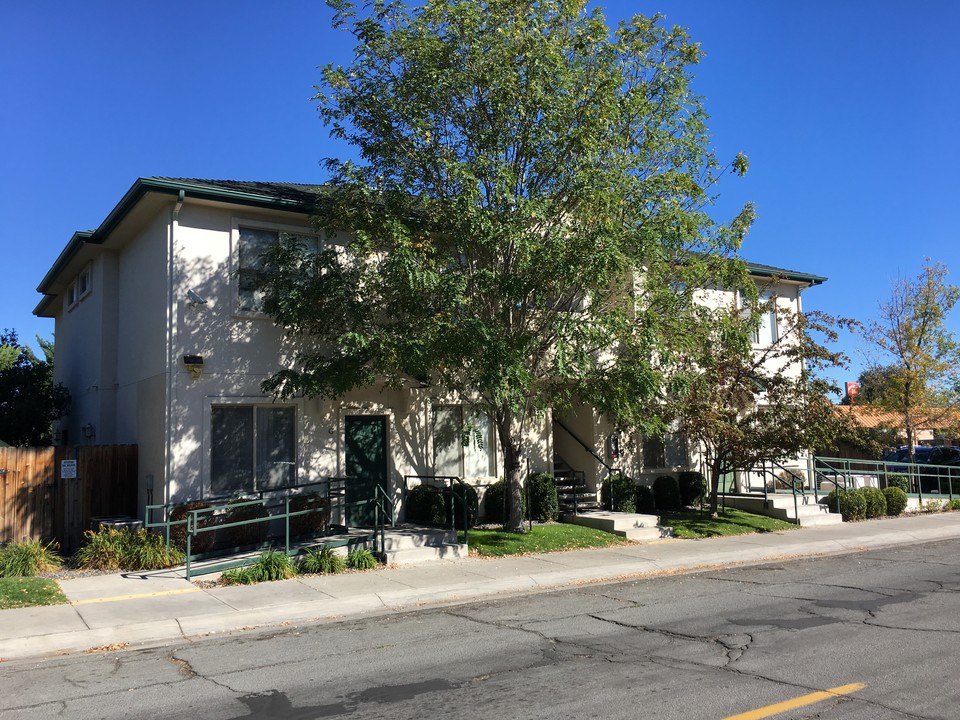 Plumbcrest Apartments in Reno, NV - Building Photo