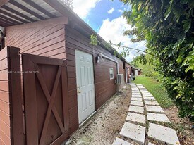 12201 SW 64th St in Miami, FL - Building Photo